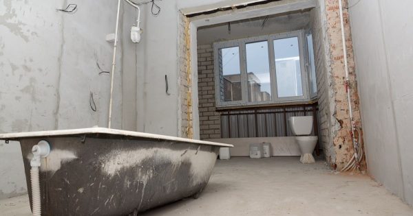 El diseñador me convenció de que pusiera un vinilo de cuarzo que está de moda, le besé en ambas mejillas, aunque antes había soñado con parquet.