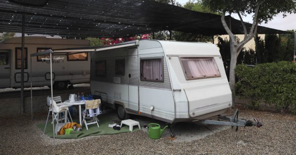 De dónde sacan los americanos el dinero para viajar en remolques durante años y por qué no les envidio.