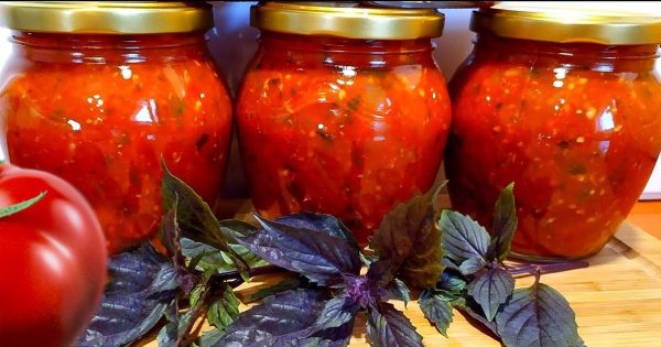Cocino 7 litros de salsa italiana de albahaca de una sola vez, es mi aderezo de tomate favorito Cocino 7 litros de salsa italiana de albahaca de una sola vez, es mi aderezo de tomate favorito