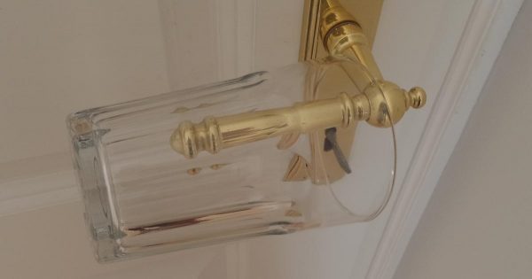 Coloca un vaso de cristal en la manija de la puerta… ¡El control sobre la situación está garantizado!