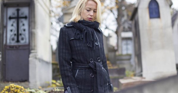 Acababan de enterrar a mi marido cuando se acercó mi suegra, no me di cuenta inmediatamente de lo que quería de mí.