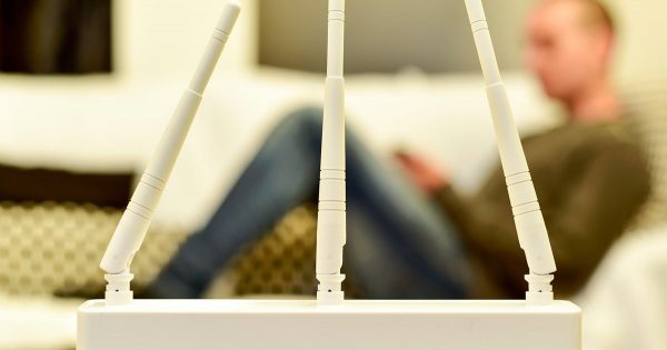 Por qué la gente inteligente cubre un enrutador Wi-Fi con papel de aluminio