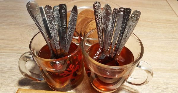 Por qué no debes dejar una cuchara en una taza cuando bebes té