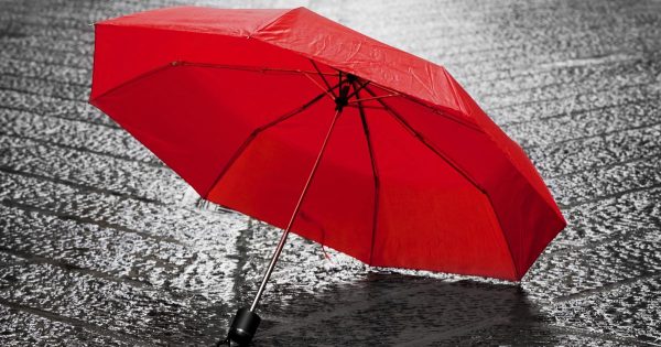 La pobre chica sólo heredó un viejo paraguas, lo abrió y entonces algo le golpeó la cabeza