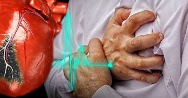 ¿Qué hacer si un ataque al corazón te sorprende cuando estás solo? 2 minutos que te salvarán la vida…