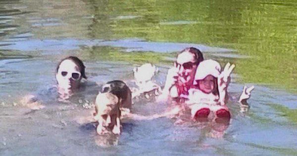Una madre y sus tres hijos se daban un chapuzón en el río. Solo después, las fotos revelaron algo extraño…