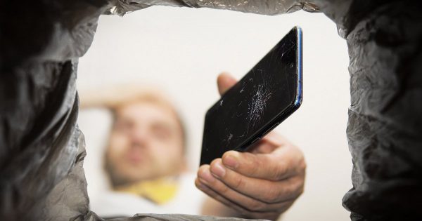 El técnico mostró por qué, después de solo dos años, cualquier teléfono inteligente puede romperse