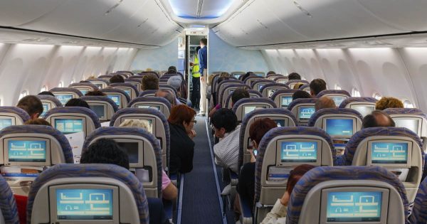 Una niña desaparece en el avión, la pobre madre pronto descubre la verdad