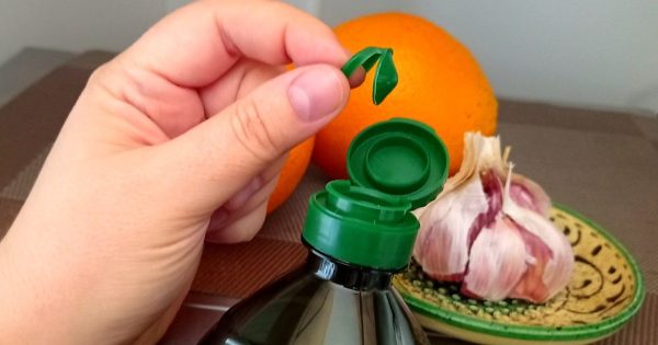 ¿Para qué se necesita un tapón con un anillo en la botella de aceite?