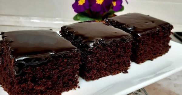Pastel húmedo de chocolate, según la receta de una anfitriona armenia.