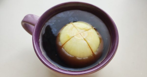 El abuelo cortó la cebolla en forma de cruz y la puso en té, lo recuerdo con gratitud El abuelo cortó la cebolla en forma de cruz y la puso en té, lo recuerdo con gratitud