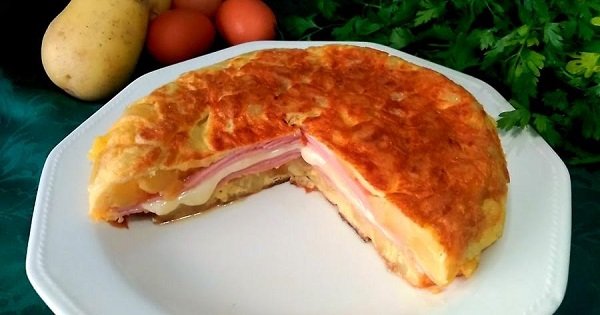 Ella frió las patatas y batió los huevos. ¡El desayuno que le salió, le encantó a toda su familia!