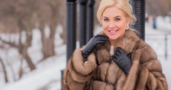 Decidí regalarle a la hermana de mi marido un flamante abrigo de piel, sin saber cuánto me lo iba a agradecer