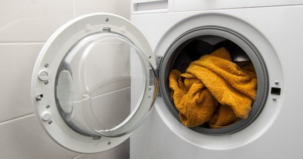 ¿Hay que cerrar la puerta de la lavadora?