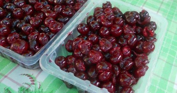 Preparemos un licor: una receta sencilla con cerezas congeladas