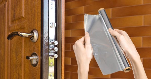 Envuelve la manija de la puerta principal en papel de aluminio y duerme bien, un ingenioso truco contra los ladrones Envuelve la manija de la puerta principal en papel de aluminio y duerme bien, un ingenioso truco contra los ladrones