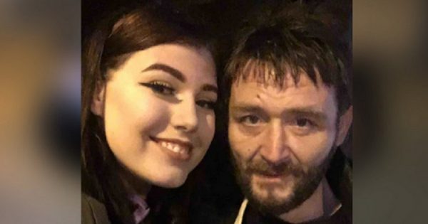 Este vagabundo le devolvió a la chica su bolso. ¡A cambio, recibió lo que nunca había soñado!