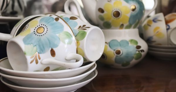 Qué pasa con los anfitriones descuidados que meten sin pensar la vajilla de otros en casa