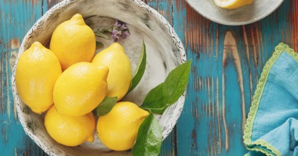 Un vendedor meticuloso en el mercado me enseñó a distinguir un «limón meyer» de un limón común; solo gasto dinero en los mejores cítricos