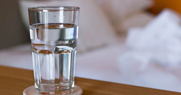 Cuando sepas por qué vale la pena dejar un vaso de agua junto a tu cama por la noche, harás lo mismo Cuando sepas por qué vale la pena dejar un vaso de agua junto a tu cama por la noche, harás lo mismo