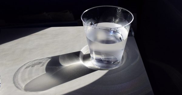 Incluso los pecados se pueden lavar con sal; puse un vaso de agua salada debajo de la cama