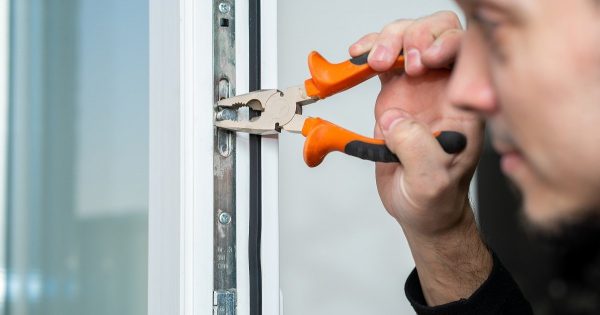 Un ingenioso reparador de ventanas nos enseñó qué hacer y cómo hacerlo, para que podamos olvidarnos de las corrientes de aire en la casa