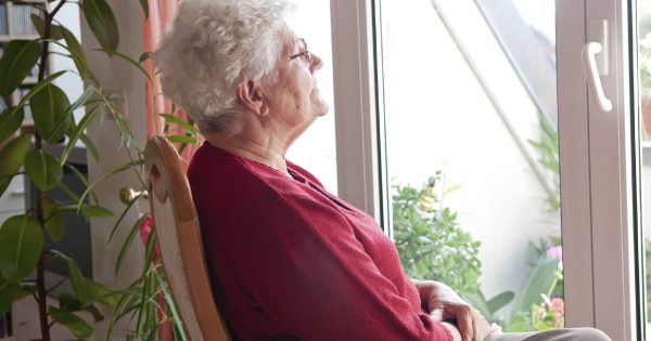 Le regaló a su nuera un hermoso vestido y lo puso en el bote de la basura.
