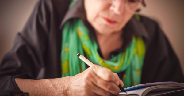 Accidentalmente vi el testamento de mi madre, junto a la cama; rompí a llorar, pero leí